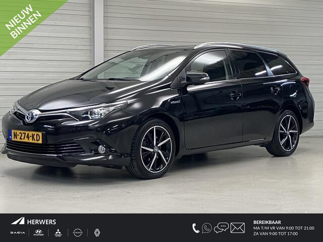 Toyota AURIS Touring Sports 1.8 Hybrid Executive / Navigatie / Stoelverwarming / Cruise Control / Camera / Bluetooth / 17 Inch Lichtmetalen Velgen / Fabrieksgarantie t/m 04-2027 /