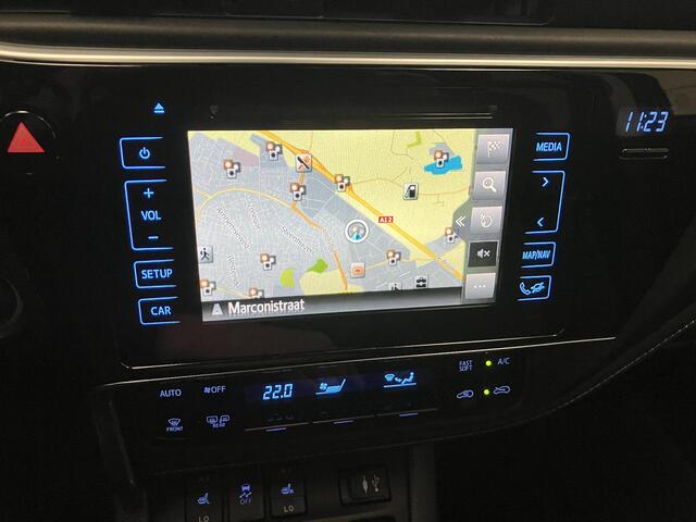 Toyota AURIS Touring Sports 1.8 Hybrid Executive / Navigatie / Stoelverwarming / Cruise Control / Camera / Bluetooth / 17 Inch Lichtmetalen Velgen / Fabrieksgarantie t/m 04-2027 /