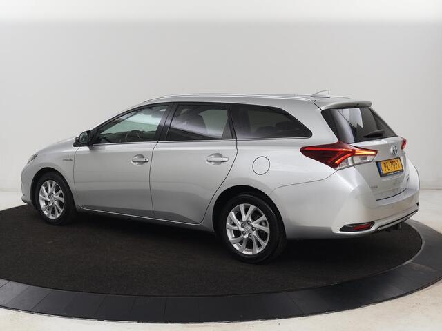 Toyota AURIS 1.8 Hybrid Executive | Stoelverwarming | Trekhaak | Leder/Alcantara | Navigatie | Full LED | Park Assist | Climate control | Cruise control | Keyless | Regensensor