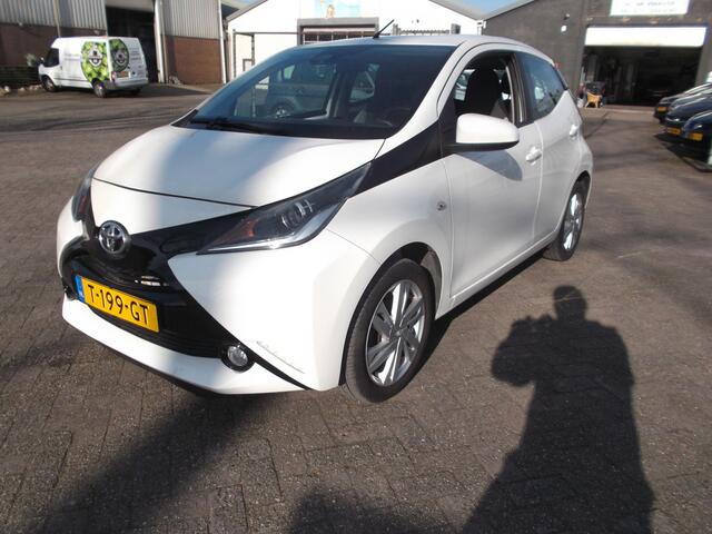Toyota AYGO 1.0 VVT-i x-play achteruit cam airco stoelverw
