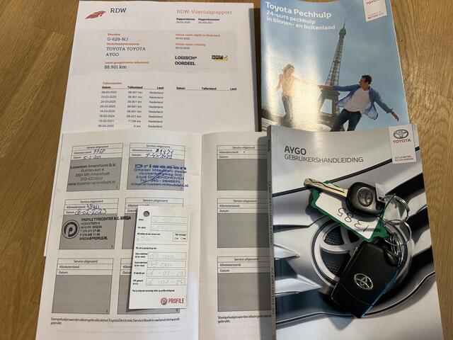 Toyota AYGO 1.0 VVT-i x-play limited 1e eigenaar / Airco / Carplay / Camera / Nap