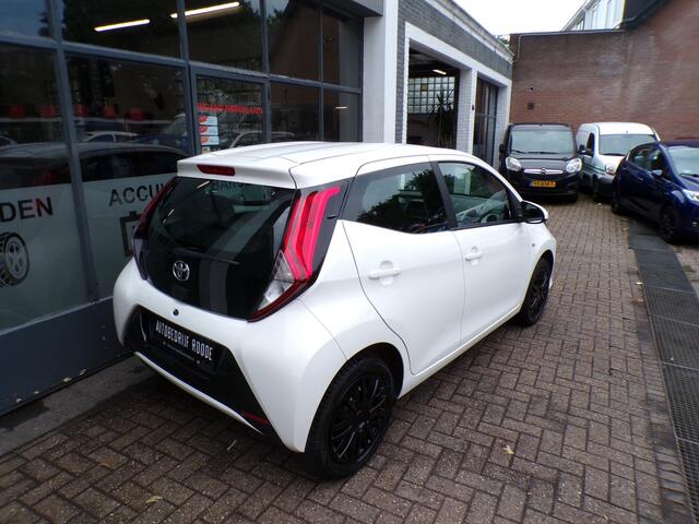 Toyota AYGO 1.0 VVT-i x-play AIRCO,LED,CAMERA,NIEUWE APK !!! ""ZONDAG OPEN""