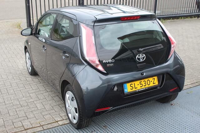 Toyota AYGO 1.0 VVT-i x-play Lage kilometerstand!!/Automaat/Navigatie/Apple carplay/Airco/Achteruitrijcamera/Toerenteller/Bluetooth/Elektrische ramen/Elektrisch verstelbare spiegels.