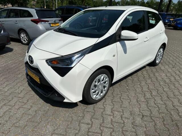 Toyota AYGO 1.0 VVT-I X-PLAY CAMERA. NAVI. ALL.IN.