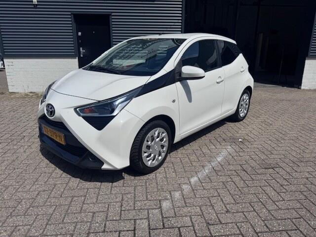 Toyota AYGO 1.0 VVT-i x-play 5 Drs. Airco, Navi. Bleuth. Camera.