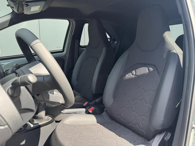 Toyota AYGO X 1.0 VVT-i MT Envy | Parkeersensor V+A | 10.5" multimedia | Draadloze telefoonlader |