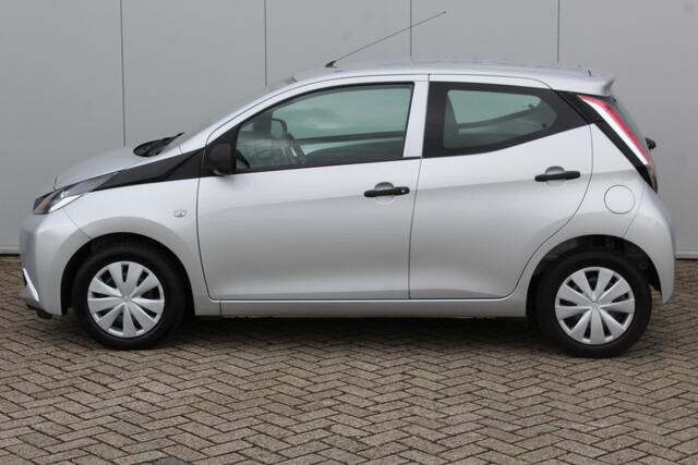 Toyota AYGO 1.0-70pk VVT-i x-fun 5drs. Keurige Toyota Aygo 5drs. Slechts 24,- wegenbelasting per mnd. Airco, metallic lak, 5 deuren, ABS/ESP, telefoonvoorb., USB, elektr. ramen voor, centr. vergr. afst. bed.
