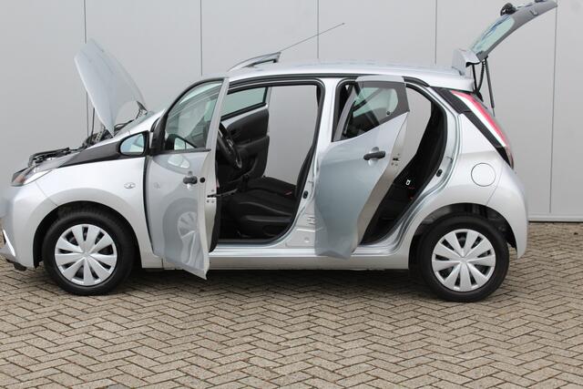 Toyota AYGO 1.0-70pk VVT-i x-fun 5drs. Keurige Toyota Aygo 5drs. Slechts 24,- wegenbelasting per mnd. Airco, metallic lak, 5 deuren, ABS/ESP, telefoonvoorb., USB, elektr. ramen voor, centr. vergr. afst. bed.