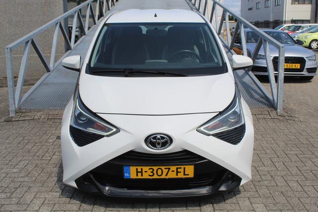 Toyota AYGO 1.0 VVT-i x-play Orig. NL/Navigatie/Achteruitrijcamera/Apple carplay/Airco/Bluetooth/Toerenteller/Multifunctioneel stuurwiel/LED koplampen/Elektrisch verstelbare spiegels/Elektrische ramen.