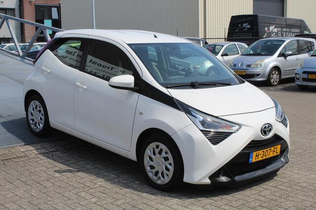 Toyota AYGO 1.0 VVT-i x-play Orig. NL/Navigatie/Achteruitrijcamera/Apple carplay/Airco/Bluetooth/Toerenteller/Multifunctioneel stuurwiel/LED koplampen/Elektrisch verstelbare spiegels/Elektrische ramen.