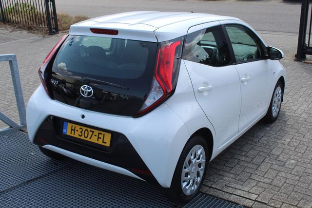 Toyota AYGO 1.0 VVT-i x-play Orig. NL/Navigatie/Achteruitrijcamera/Apple carplay/Airco/Bluetooth/Toerenteller/Multifunctioneel stuurwiel/LED koplampen/Elektrisch verstelbare spiegels/Elektrische ramen.