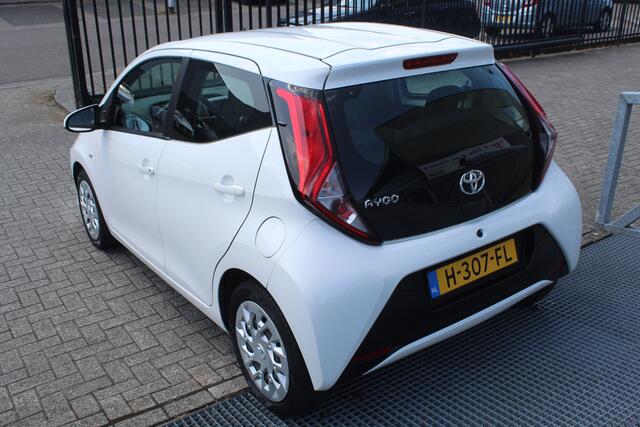 Toyota AYGO 1.0 VVT-i x-play Orig. NL/Navigatie/Achteruitrijcamera/Apple carplay/Airco/Bluetooth/Toerenteller/Multifunctioneel stuurwiel/LED koplampen/Elektrisch verstelbare spiegels/Elektrische ramen.