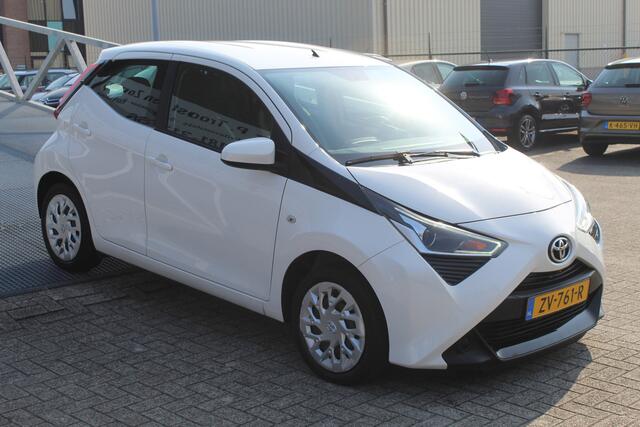 Toyota AYGO 1.0 VVT-i x-play limited Navigatie/Achteruitrijcamera/Apple carplay/Airco/Bluetooth/Toerenteller/Multifunctioneel stuurwiel/LED koplampen/Elektrisch verstelbare spiegels/Elektrische ramen.