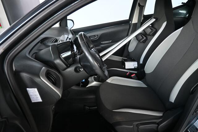 Toyota AYGO 1.0 VVT-i x-play 5-deurs Airco Elektrisch pakket Dakdragers Achteruitrijcamera Multimediascherm Lichtmetaal 100% Onderhouden Inruil Mogelijk!