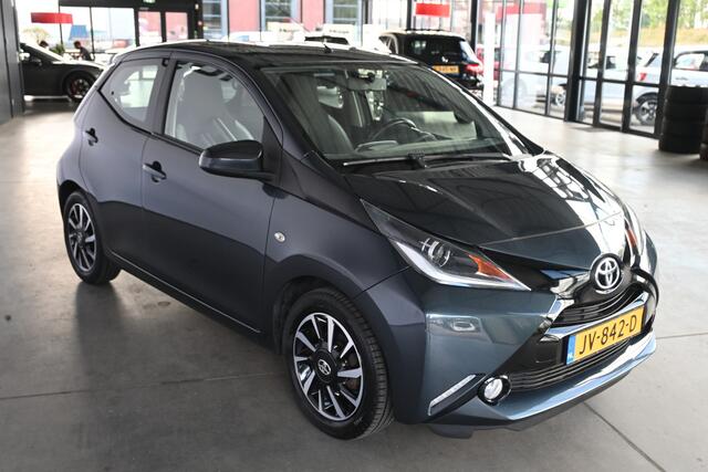 Toyota AYGO 1.0 VVT-i x-play 5-deurs Airco Elektrisch pakket Dakdragers Achteruitrijcamera Multimediascherm Lichtmetaal 100% Onderhouden Inruil Mogelijk!
