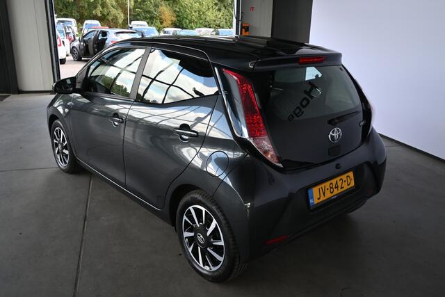 Toyota AYGO 1.0 VVT-i x-play 5-deurs Airco Elektrisch pakket Dakdragers Achteruitrijcamera Multimediascherm Lichtmetaal 100% Onderhouden Inruil Mogelijk!