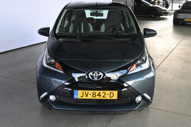 Toyota AYGO 1.0 VVT-i x-play 5-deurs Airco Elektrisch pakket Dakdragers Achteruitrijcamera Multimediascherm Lichtmetaal 100% Onderhouden Inruil Mogelijk!
