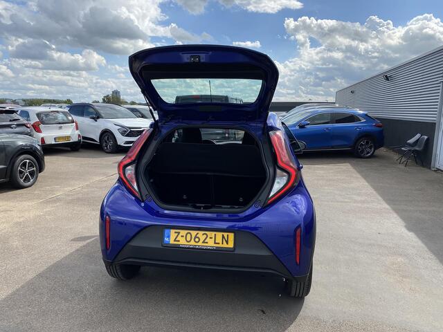 Toyota AYGO X 1.0 VVT-i MT Play Apple CarPlay/Android Auto navigatie, achteruitrij camera, Nieuw geleverd, NL-auto, 1e eign. adaptieve cruise control,