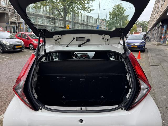 Toyota AYGO 1.0 VVT-i x-fun NAP | 1e Eigenaar | Airco | Carbon | Uniek | Led | Bluetooth | Dealeronderhouden |