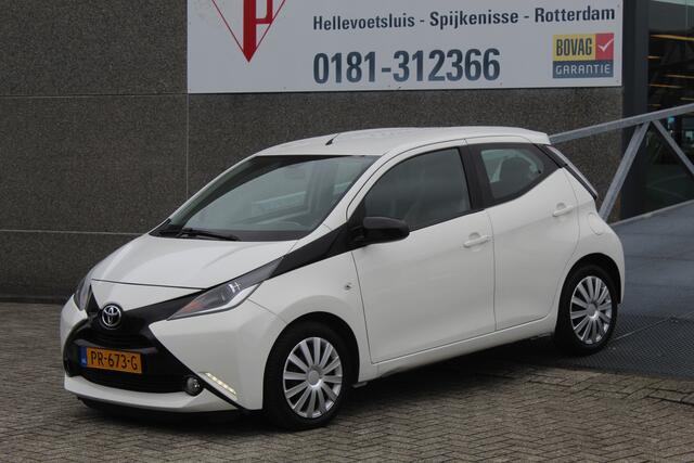 Toyota AYGO 1.0 VVT-i x-play Navigatie/Apple carplay/Airco/Achteruitrijcamera/Toerenteller/Elektrische ramen/Elektrisch verstelbare spiegels.