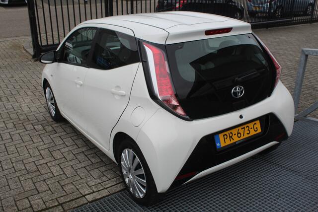 Toyota AYGO 1.0 VVT-i x-play Navigatie/Apple carplay/Airco/Achteruitrijcamera/Toerenteller/Elektrische ramen/Elektrisch verstelbare spiegels.