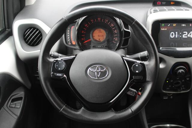 Toyota AYGO 1.0 VVT-i x-play Navigatie/Apple carplay/Airco/Achteruitrijcamera/Toerenteller/Elektrische ramen/Elektrisch verstelbare spiegels.