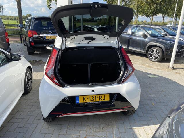 Toyota AYGO 1.0 VVT-i x-joy cabrio Sportieve auto met rode accenten en een Cabriodak! Airconditioning, achteruitrij camera, Apple Carplay/Android Auto, start/stop systeem