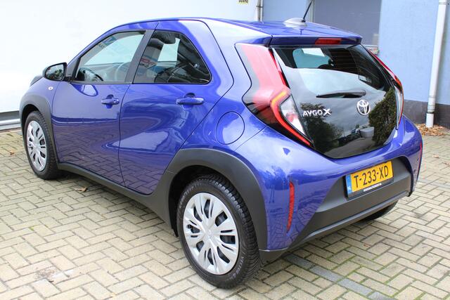 Toyota AYGO X 1.0 VVT-i MT Play | Incl. 12 maanden Garantie | 1e Eigenaar | Cruise controle | Achteruitrijcamera | Apple CarPlay/Android Auto | Lane assist | Airco | DAB Radio | Bluetooth | Centrale deurvergrendeling met handzender | Origineel NL Auto | NAP |