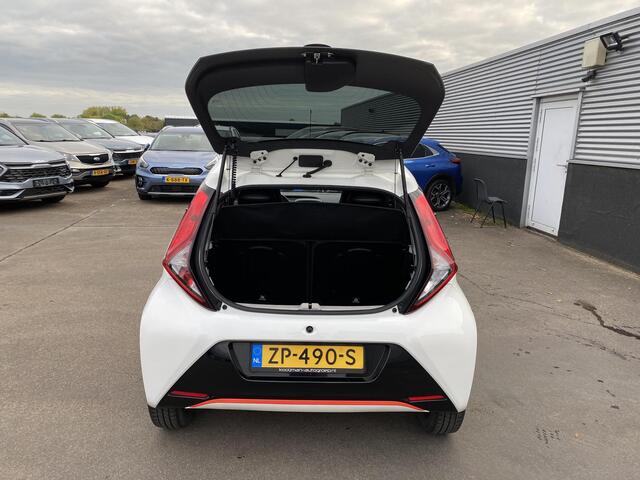 Toyota AYGO 1.0 VVT-i x-cite Leuke cabrio met opvallend gekleurde details! Navigatie Apple CarPlay/Android Auto, achteruitrij camera, airco