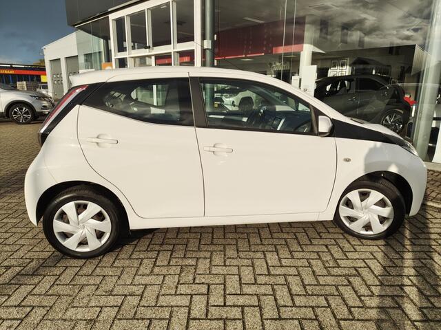 Toyota AYGO 1.0 VVT-i x-play | Navi | Achteruitrijcamera | Airco | Radio