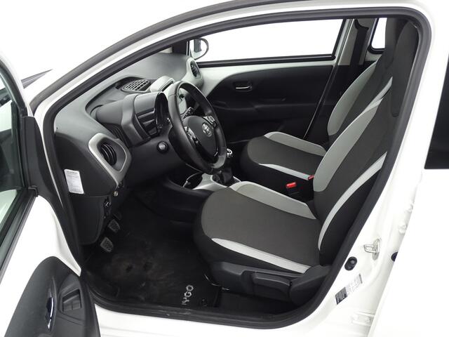 Toyota AYGO 1.0 VVT-i x-nav navi, start/stop, traction c, multystuur, airco,achter camera, buiten spiegels elec.