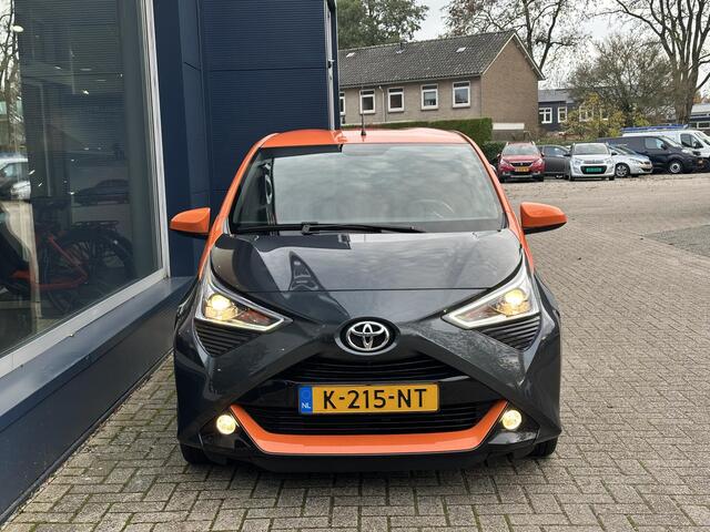 Toyota AYGO 1.0 VVT-i x-JBL | Zeer Complete Uitvoering | Multimediascherm met Navigatie via Telefoon | Climate Control | Camera | Lichtmetalen Velgen | Mistlampen | JBL Audio met Subwoofer | Volledig Dealer Onderhouden | Bi-Tone Kleurstelling |