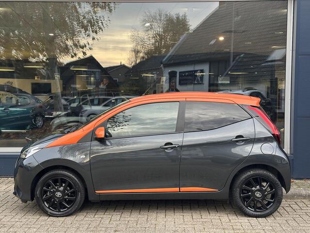 Toyota AYGO 1.0 VVT-i x-JBL | Zeer Complete Uitvoering | Multimediascherm met Navigatie via Telefoon | Climate Control | Camera | Lichtmetalen Velgen | Mistlampen | JBL Audio met Subwoofer | Volledig Dealer Onderhouden | Bi-Tone Kleurstelling |