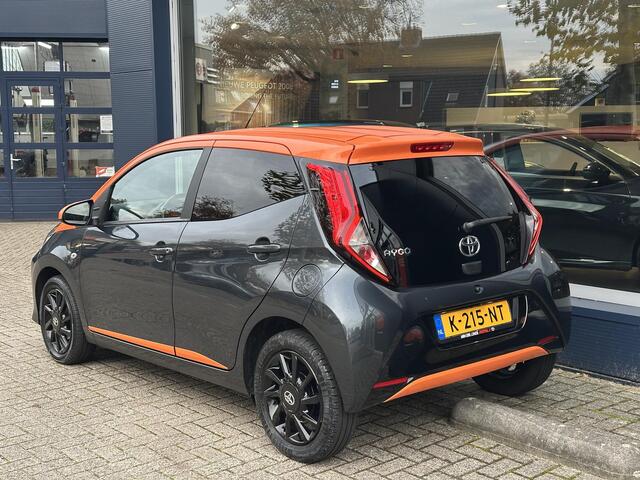 Toyota AYGO 1.0 VVT-i x-JBL | Zeer Complete Uitvoering | Multimediascherm met Navigatie via Telefoon | Climate Control | Camera | Lichtmetalen Velgen | Mistlampen | JBL Audio met Subwoofer | Volledig Dealer Onderhouden | Bi-Tone Kleurstelling |