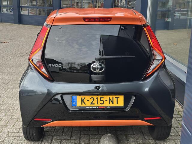 Toyota AYGO 1.0 VVT-i x-JBL | Zeer Complete Uitvoering | Multimediascherm met Navigatie via Telefoon | Climate Control | Camera | Lichtmetalen Velgen | Mistlampen | JBL Audio met Subwoofer | Volledig Dealer Onderhouden | Bi-Tone Kleurstelling |
