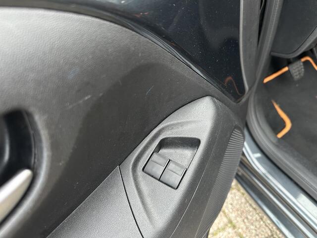 Toyota AYGO 1.0 VVT-i x-JBL | Zeer Complete Uitvoering | Multimediascherm met Navigatie via Telefoon | Climate Control | Camera | Lichtmetalen Velgen | Mistlampen | JBL Audio met Subwoofer | Volledig Dealer Onderhouden | Bi-Tone Kleurstelling |