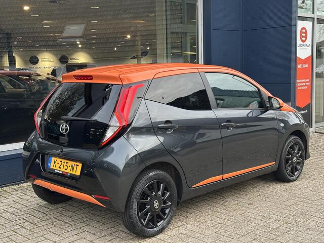 Toyota AYGO 1.0 VVT-i x-JBL | Zeer Complete Uitvoering | Multimediascherm met Navigatie via Telefoon | Climate Control | Camera | Lichtmetalen Velgen | Mistlampen | JBL Audio met Subwoofer | Volledig Dealer Onderhouden | Bi-Tone Kleurstelling |