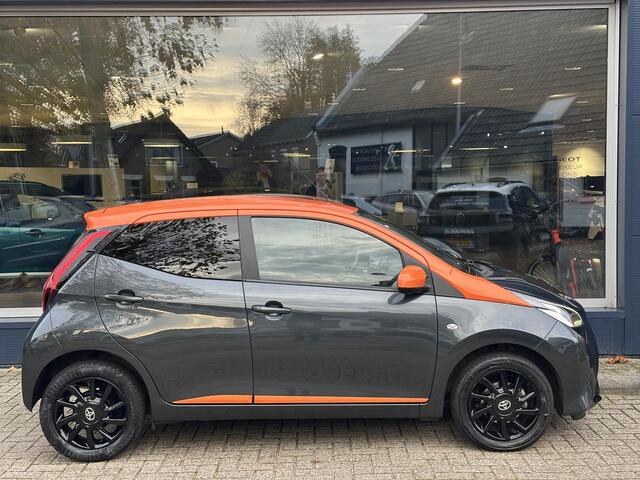 Toyota AYGO 1.0 VVT-i x-JBL | Zeer Complete Uitvoering | Multimediascherm met Navigatie via Telefoon | Climate Control | Camera | Lichtmetalen Velgen | Mistlampen | JBL Audio met Subwoofer | Volledig Dealer Onderhouden | Bi-Tone Kleurstelling |