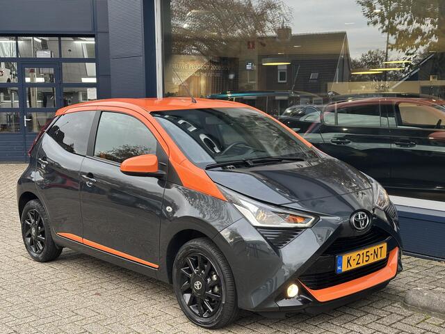 Toyota AYGO 1.0 VVT-i x-JBL | Zeer Complete Uitvoering | Multimediascherm met Navigatie via Telefoon | Climate Control | Camera | Lichtmetalen Velgen | Mistlampen | JBL Audio met Subwoofer | Volledig Dealer Onderhouden | Bi-Tone Kleurstelling |