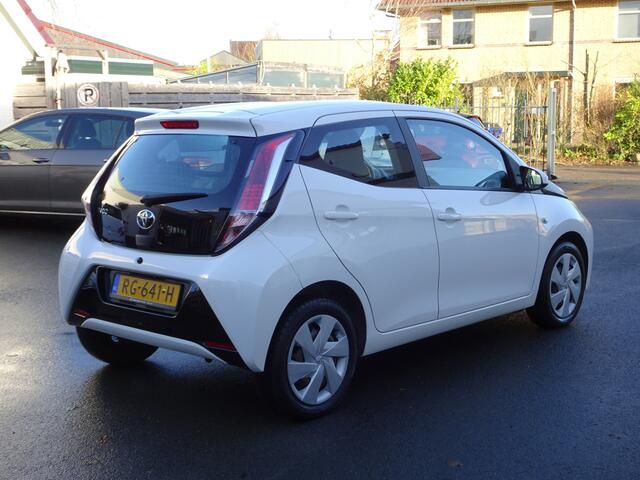 Toyota AYGO 1.0 VVT-i x-play Airco, achteruitrijcamera, elektrische ramen, centrale vergrendeling, telefoonbereiding, enz.