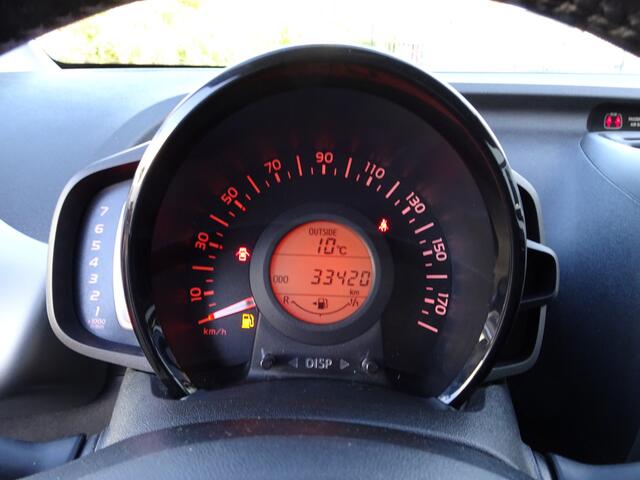 Toyota AYGO 1.0 VVT-i x-play Airco, achteruitrijcamera, elektrische ramen, centrale vergrendeling, telefoonbereiding, enz.