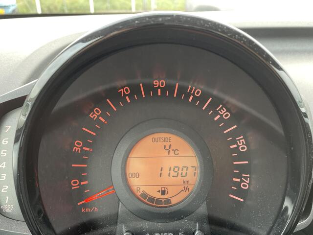 Toyota AYGO 1.0 VVT-i X-Nav X-Play **NAVIGATIE/ PARKEERCAMERA/ 36 MAANDEN GARANTIE/ DEALER ONDERHOUDEN**