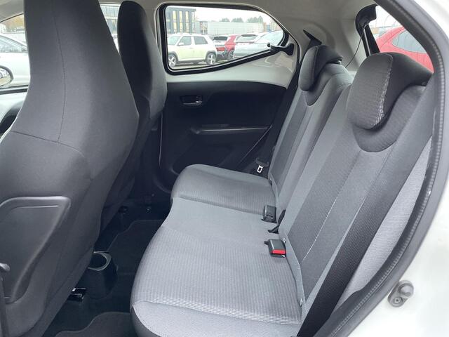 Toyota AYGO 1.0 VVT-i X-Play **APPLE CARPLAY/ PARKEERCAMERA/ 36 MAANDEN GARANTIE**