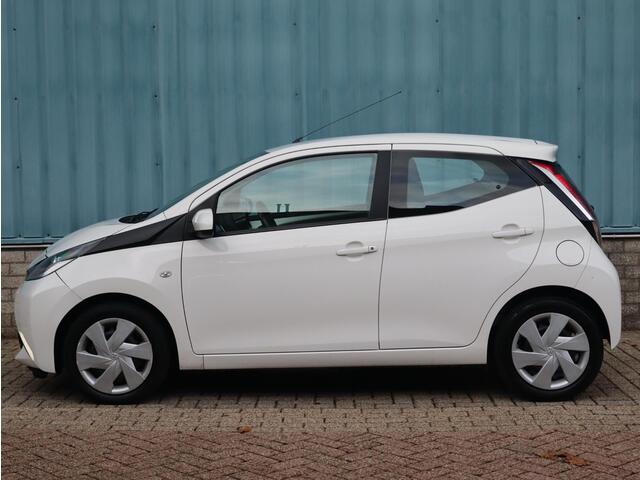 Toyota AYGO 1.0 VVT-i x-play | AIRCO | NAVI | CAMERA | LAGE KM-STAND |
