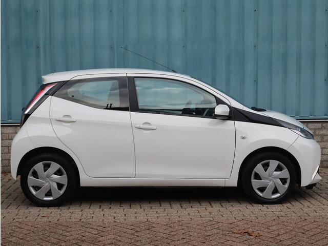 Toyota AYGO 1.0 VVT-i x-play | AIRCO | NAVI | CAMERA | LAGE KM-STAND |