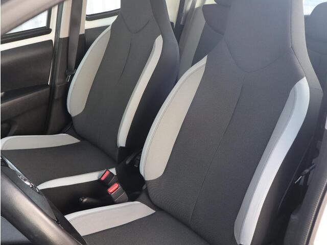 Toyota AYGO 1.0 VVT-i x-play | AIRCO | NAVI | CAMERA | LAGE KM-STAND |