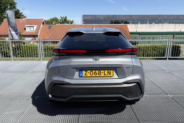 Toyota C-HR 1.8 Hybrid 140 Dynamic, Climate & Cruise control, BSM, Apple Carplay/Android Auto, Privacy Glass, Sensoren, 18" inch lm velgen!