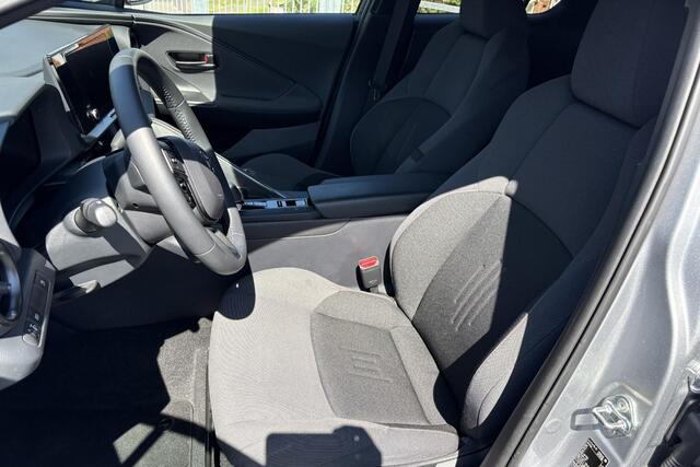 Toyota C-HR 1.8 Hybrid 140 Dynamic, Climate & Cruise control, BSM, Apple Carplay/Android Auto, Privacy Glass, Sensoren, 18" inch lm velgen!