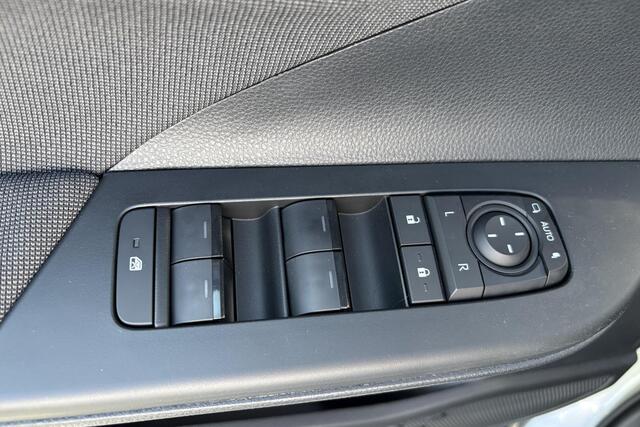 Toyota C-HR 1.8 Hybrid 140 Dynamic, Climate & Cruise control, BSM, Apple Carplay/Android Auto, Privacy Glass, Sensoren, 18" inch lm velgen!