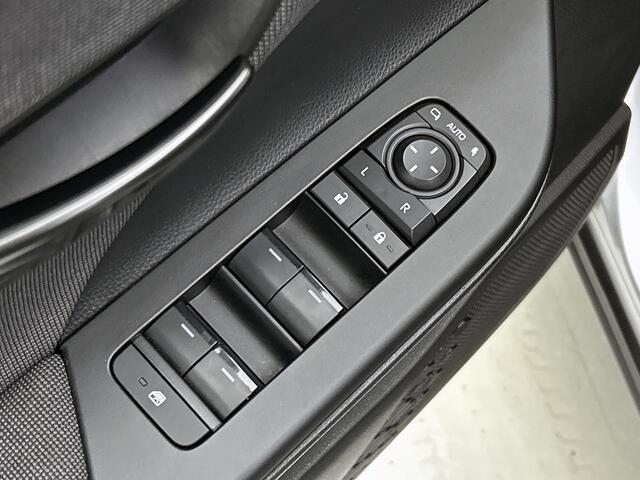 Toyota C-HR 1.8 Hybrid 140 Dynamic | Dodehoek assistent | Parkeersensoren V+A | Stoelverwarming| Metallic lak |